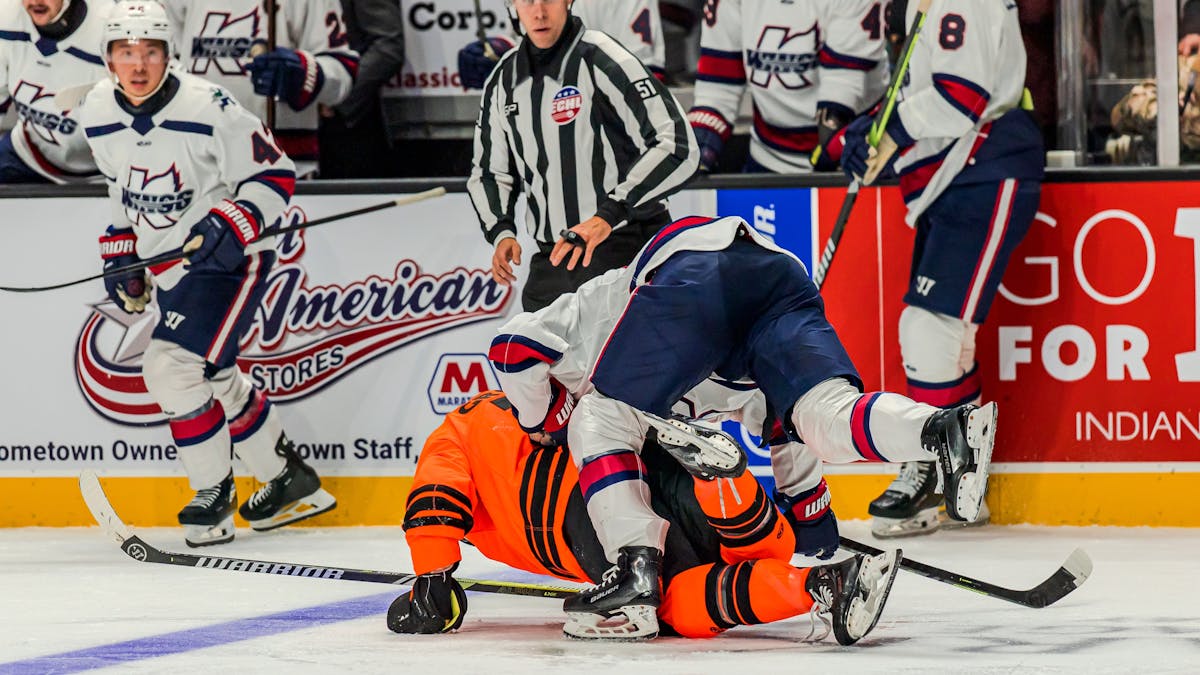 K-WINGS BATTLE KOMETS, FALL ON ROAD