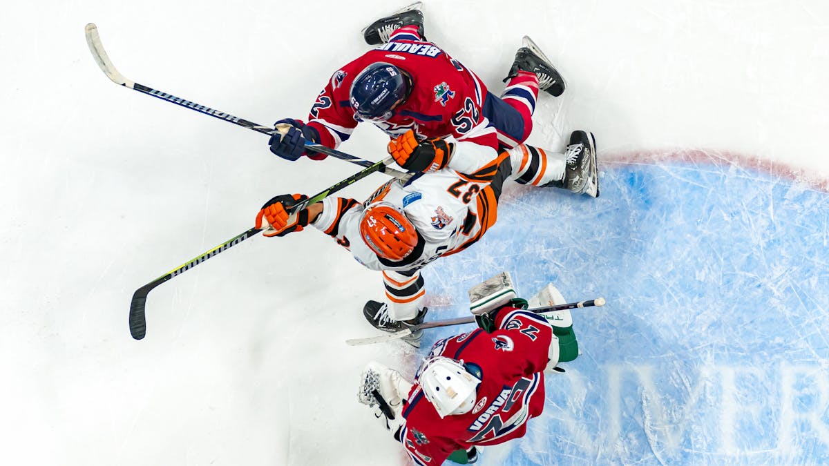 K-WINGS RESPOND, DOWN KOMETS ON ROAD